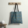 Stofftasche aus Schwarzwald Stoff mit Kuckucksuhr-Muster in Blau.