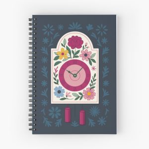Spiralnotizbuch mit dekorativer Schilduhr und floralen Elementen